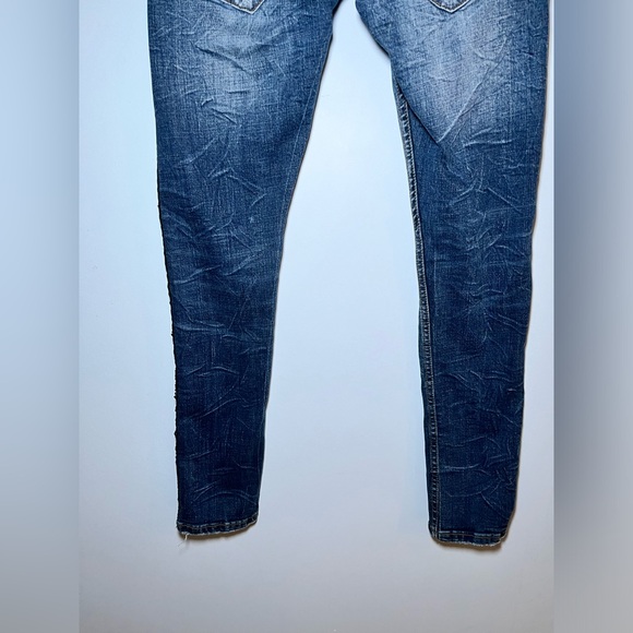 SMUGGLER’S MOON JEANS SLIM FIT DISTRESSED W/ RHINESTONE TRIM. W 30 / L 31 - Picture 9 of 16